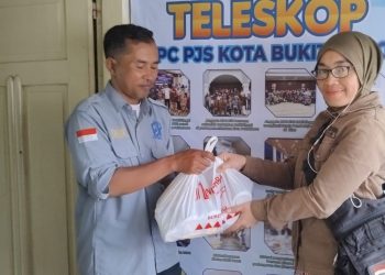 DPC PJS Bukittinggi Serahkan Paket Lebaran untuk Anggota