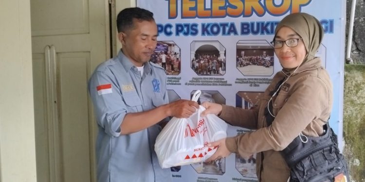 DPC PJS Bukittinggi Serahkan Paket Lebaran untuk Anggota