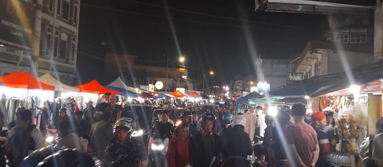 Pasar Dadakan dan Gema Takbiran Meriahkan Malam Akhir Ramadhan di Bukittinggi