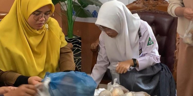 SMAN 1 Kecamatan Guguak Gelar Program “Ramadhan Berbagi”, Salurkan 100 Paket Sembako dan Takjil