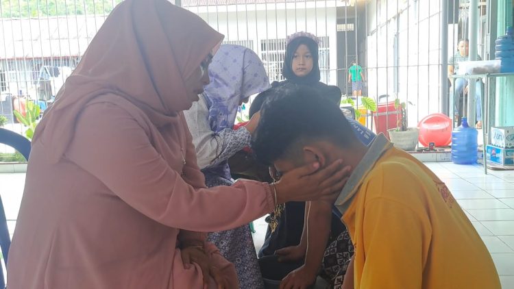 Moment sungkeman warga binaan di hari raya idul fitri 1446 Hijriah.