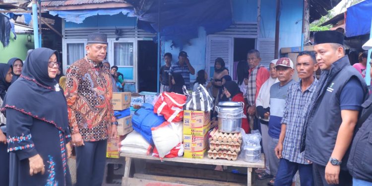 Wawako Payakumbuh Serahkan Bantuan Tanggap Darurat ke Korban Kebakaran di Nunang Daya Bangun