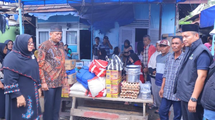 Wawako Payakumbuh Serahkan Bantuan Tanggap Darurat ke Korban Kebakaran di Nunang Daya Bangun