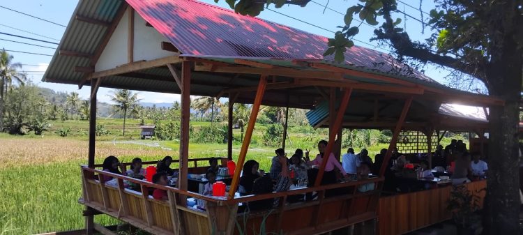 SYAHDU: Bersantap Sambil Menikmati Hamparan Sawah di Simpang Aur Kuning, Payakumbuh