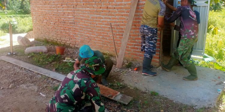 Satgas TMMD Kodim 0306/50 Kota Bersama Warga Masyarakat Lakukan Rehab MCK Mushola