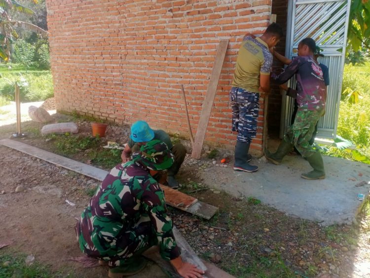 Satgas TMMD Kodim 0306/50 Kota Bersama Warga Masyarakat Lakukan Rehab MCK Mushola