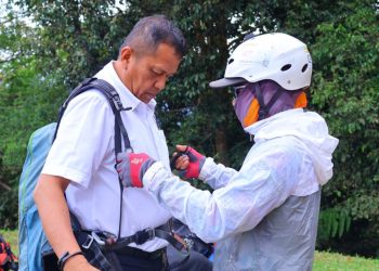 Wawako Payakumbuh Terbang Tandem di Jambore Paralayang Sumbar 2025 di Puncak Lontiak