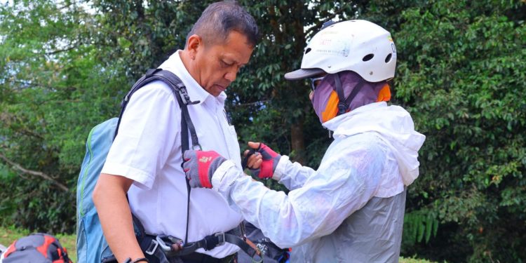 Wawako Payakumbuh Terbang Tandem di Jambore Paralayang Sumbar 2025 di Puncak Lontiak