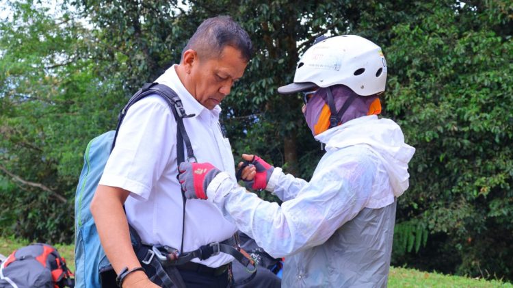 Wawako Payakumbuh Terbang Tandem di Jambore Paralayang Sumbar 2025 di Puncak Lontiak