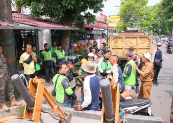 Lipsus : Pemko Payakumbuh Bongkar Paksa Bangunan Liar di Atas Fasilitas Umum