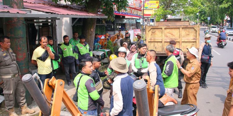 Lipsus : Pemko Payakumbuh Bongkar Paksa Bangunan Liar di Atas Fasilitas Umum