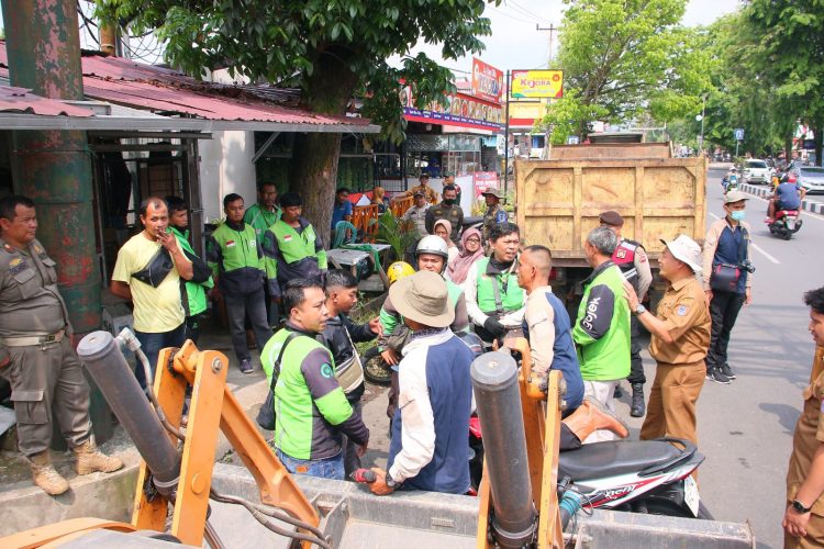 Lipsus : Pemko Payakumbuh Bongkar Paksa Bangunan Liar di Atas Fasilitas Umum