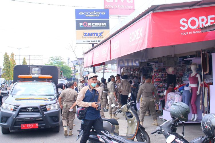 Lipsus : Pemko Payakumbuh Bongkar Paksa Bangunan Liar di Atas Fasilitas Umum