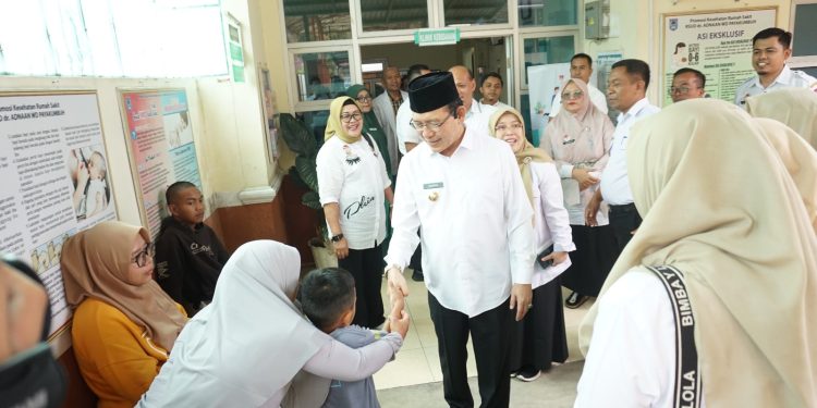 Wali Kota Payakumbuh Berkantor di RSUD Adnaan WD, Tinjau Layanan dan Periksa Ibu Hamil