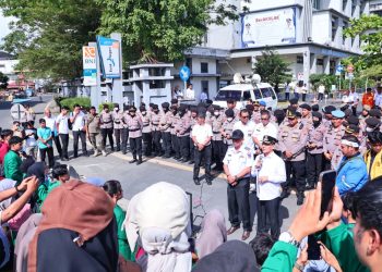 Judul: Wali Kota Zulmaeta Tanggapi Langsung Aksi Damai Mahasiswa, Siap Evaluasi dan Tindak Tegas THM dan Dugaan Praktik LGBT