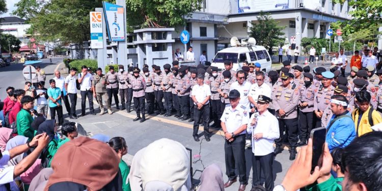 Judul: Wali Kota Zulmaeta Tanggapi Langsung Aksi Damai Mahasiswa, Siap Evaluasi dan Tindak Tegas THM dan Dugaan Praktik LGBT