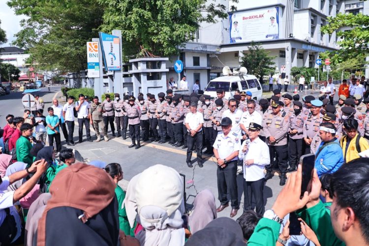 Judul: Wali Kota Zulmaeta Tanggapi Langsung Aksi Damai Mahasiswa, Siap Evaluasi dan Tindak Tegas THM dan Dugaan Praktik LGBT
