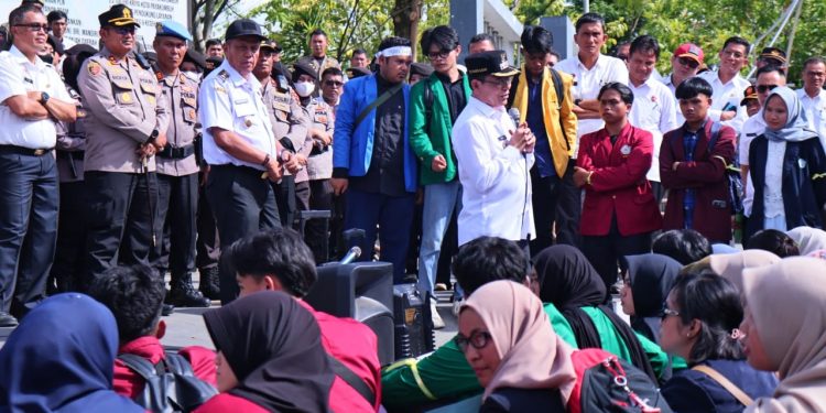 Aksi Damai Mahasiswa Payakumbuh, Wako Zulmaeta Tanggapi Langsung Kritik 100 Hari Kerja