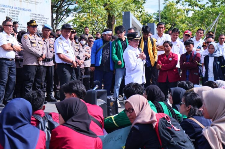 Aksi Damai Mahasiswa Payakumbuh, Wako Zulmaeta Tanggapi Langsung Kritik 100 Hari Kerja