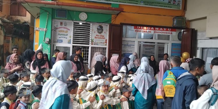 Hari Pertama Sekolah, TK Aisyiyah 1 Bukittinggi Ajak Orang Tua Antar Anak