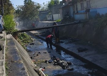 Efriadi Turun Langsung Bersihkan Riol Demi Bukittinggi Bebas Banjir