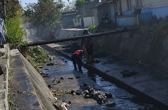 Efriadi Turun Langsung Bersihkan Riol Demi Bukittinggi Bebas Banjir