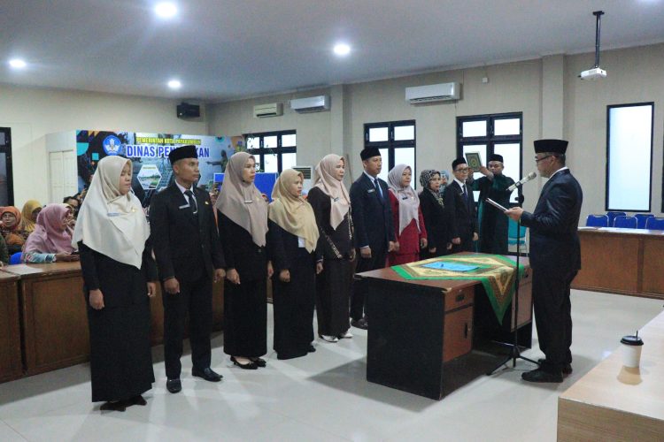 Mewakili Walikota Payakumhuh, Rida Ananda Lantik Sebanyak 10 Pejabat Fungsional Sebagai Pengawas Dan Kepala Sekolah