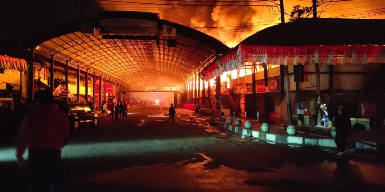 Kebakaran Hebat Hanguskan 300 Toko dan 250 Lapak PKL di Pasar Payakumbuh, Penyebab Masih Diselidiki