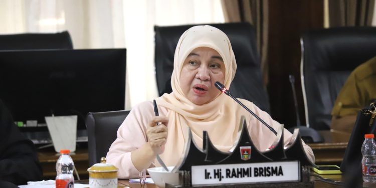 Di Balik Suara Lembut Hj. Rahmi Brisma, Tersimpan Ketegasan Nurani Warga