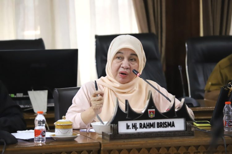 Di Balik Suara Lembut Hj. Rahmi Brisma, Tersimpan Ketegasan Nurani Warga