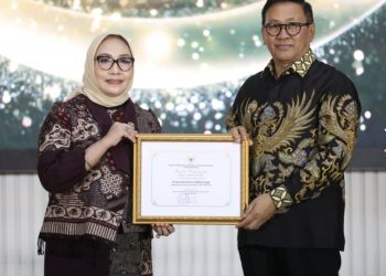 Mentri PPPA Serahkan Penghargaan ke Wako Bukittinggi