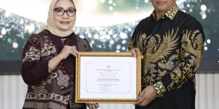 Mentri PPPA Serahkan Penghargaan ke Wako Bukittinggi