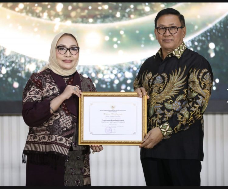 Mentri PPPA Serahkan Penghargaan ke Wako Bukittinggi