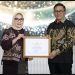 Mentri PPPA Serahkan Penghargaan ke Wako Bukittinggi
