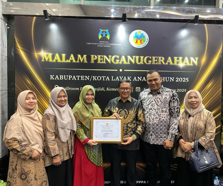 Mentri PPPA Serahkan Penghargaan ke Wako Bukittinggi