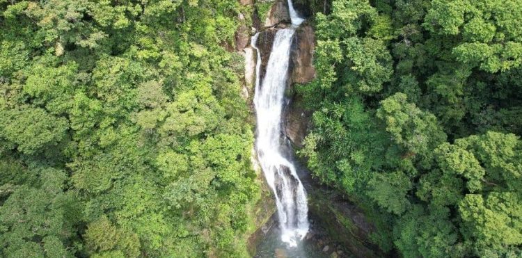 5 Air Terjun Tersembunyi di Kaki Gunung yang Wajib Kamu Kunjungi di Sekitar Padang