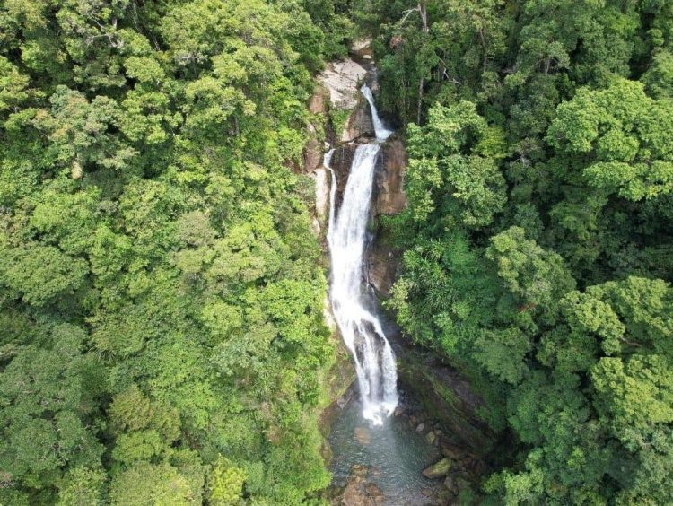 5 Air Terjun Tersembunyi di Kaki Gunung yang Wajib Kamu Kunjungi di Sekitar Padang