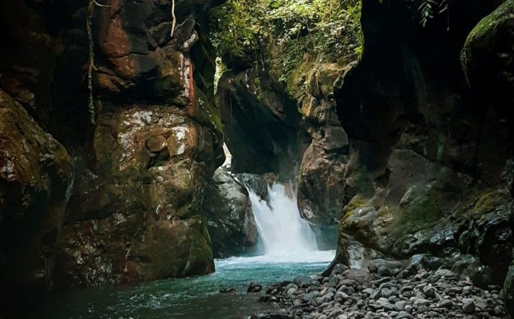 5 Air Terjun Tersembunyi di Kaki Gunung yang Wajib Kamu Kunjungi di Sekitar Padang