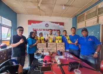 Penuh Empati,Zeki Oktariza Karini Salurkan Bantuan Korban Kebakaran Melalui, “Balai Wartawan