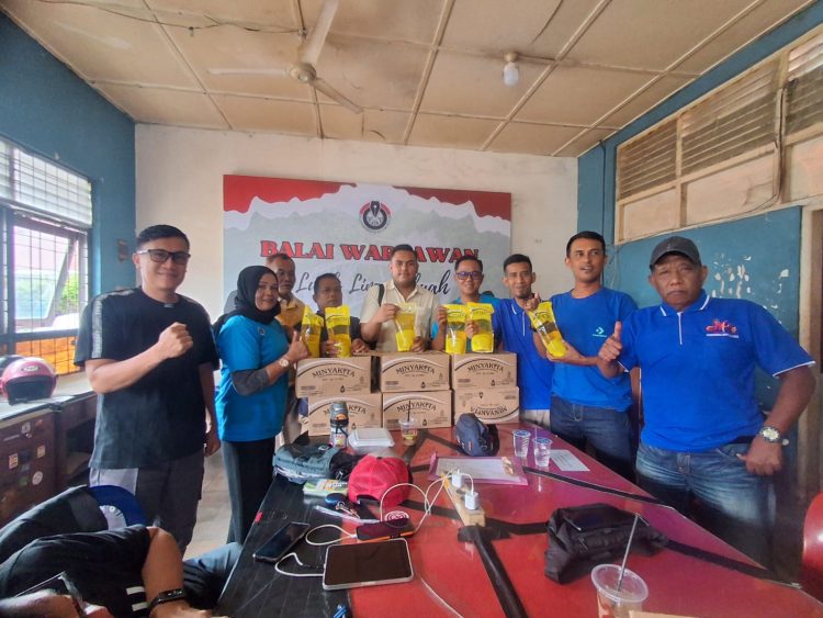 Penuh Empati,Zeki Oktariza Karini Salurkan Bantuan Korban Kebakaran Melalui, “Balai Wartawan