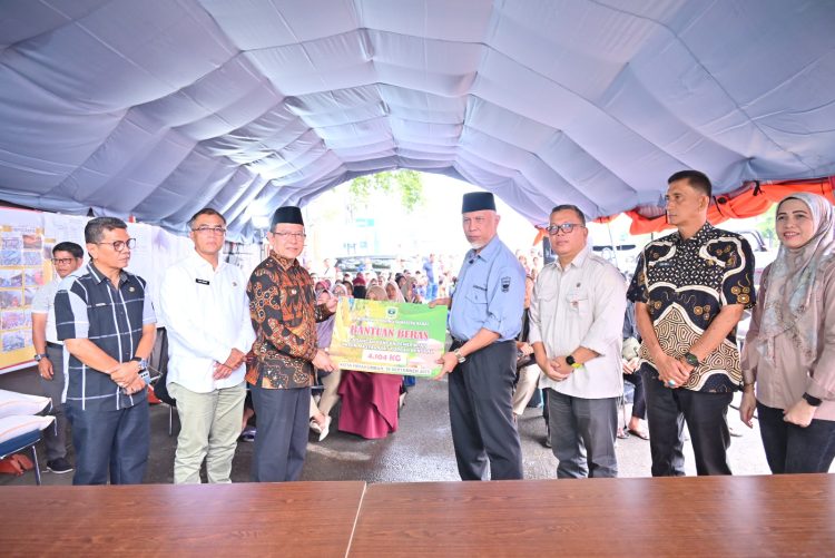 Pemprov Sumbar Salurkan Bantuan 4.104 Kg Beras CPPD Untuk Masyarakat Terdampak Kebakaran Pasar Payakumbuh