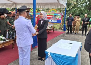 Serah Terima Jabatan Camat ABTB, Hastine Serahkan Memori Jabatan kepada Hendra Eka Putra