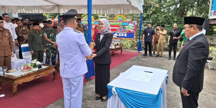 Serah Terima Jabatan Camat ABTB, Hastine Serahkan Memori Jabatan kepada Hendra Eka Putra