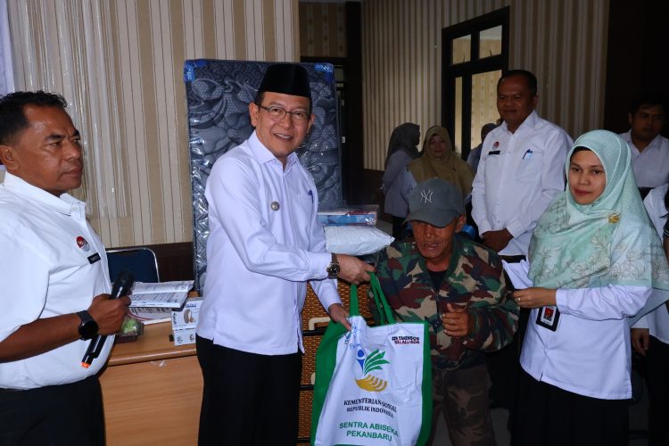 Puluhan Penyandang Dissabilitas Bersama Keluarganya Menerima Bantuan Atensi Tahap II Dari Kemensos