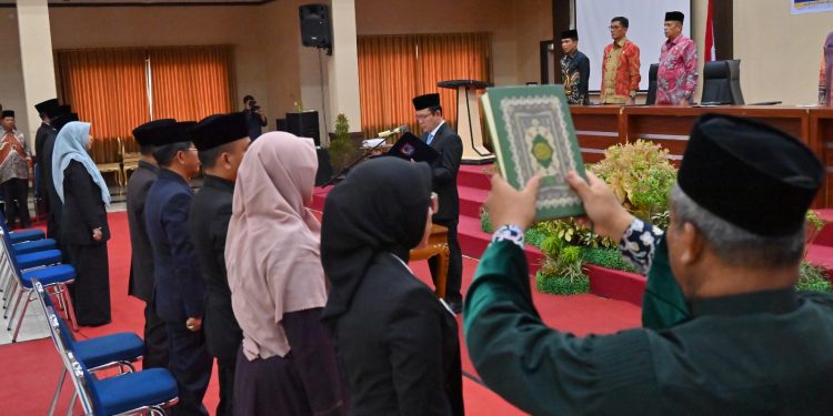 Zulmaeta Lantik Sumpah SembilanPejabat Pimpinan Tinggi Pratama Di Aula Ngalau Payakumbuh