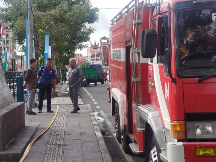 Disdamkar Bukittinggi Gelar Aksi Bersih-Bersih di Simpang Kangkung