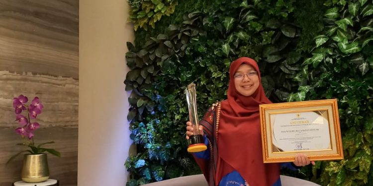 Kepala SMAN 1 Guguak Raih Juara Pertama Anugerah Keterbukaan Informasi Publik Tahun 2025