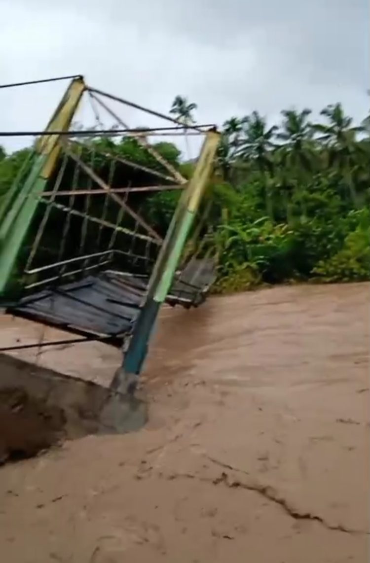 Akibat Debit Air Yang Terlalu Tinggi,Jembatan Sungai Rimbang Kecamatan Suliki Kabupaten Limapuluh Kota Terancam Ambruk
