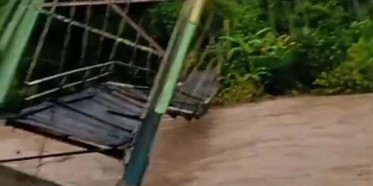 Akibat Debit Air Yang Terlalu Tinggi,Jembatan Sungai Rimbang Kecamatan Suliki Kabupaten Limapuluh Kota Terancam Ambruk