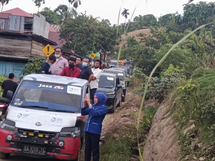 Rombongan Unit BRI Kerahkan Sejumlah Kendaraan Salurkan Bantuan di Salareh Aia